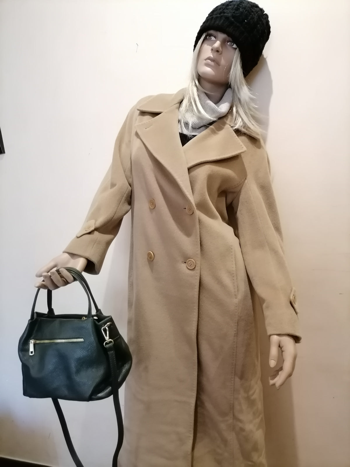 Borsa ovale in vera pelle con tracolla regolabile