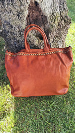 A metà prezzo! Borsa grande con Borchie in Vera Pelle Sauvage