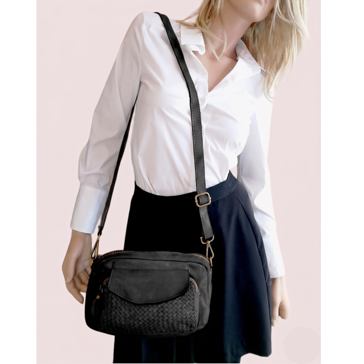 ss133tr_tasca_nero_modella
