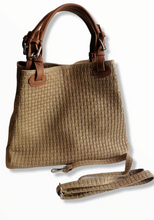 Carica l&#39;immagine nel visualizzatore di Gallery, shopper intrecciata stampata beige
