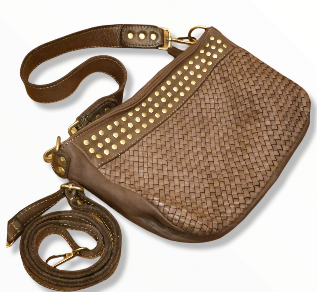 Tracolla Messenger con Borchie in Vera Pelle Intrecciata Sauvage Vintage