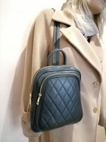 zaino imbotitito nero modella