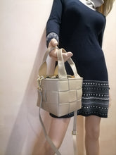 Carica l&#39;immagine nel visualizzatore di Gallery, borsa pelle liscia intrecciata modella

