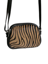 Carica l&#39;immagine nel visualizzatore di Gallery, pochette arrotondate zebrato beige fronte
